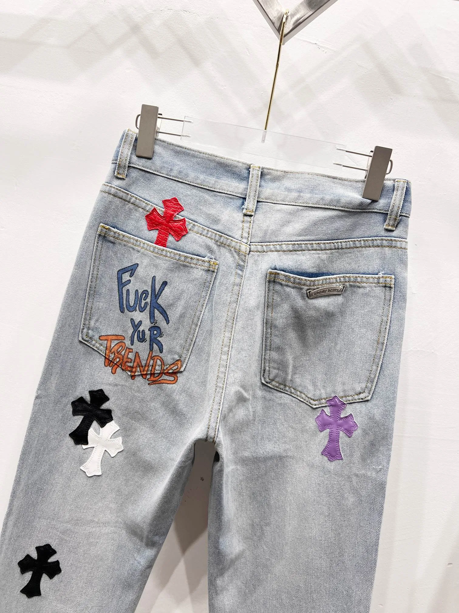 P260 Style No.: (r022) Chrome Hearts & 25TX CH Chrome Hearts co-branded clown limited graffiti crocodile skin jeans Special Italian cowhide print and cut Customized sheepskin three-layer thick line leather The whole body is spliced in heavy water washing process Craftsmen hand-splashed ink You can see the details Three-dimensional cutting version Loose and comfortable without picking up the figure Makes you taller and slimmer Factory Seiko Original quality control Same style for men and women Can be matched with couples Versatile recommendation Essential jeans for all seasons Color: light Size: 28-30-32-34-36